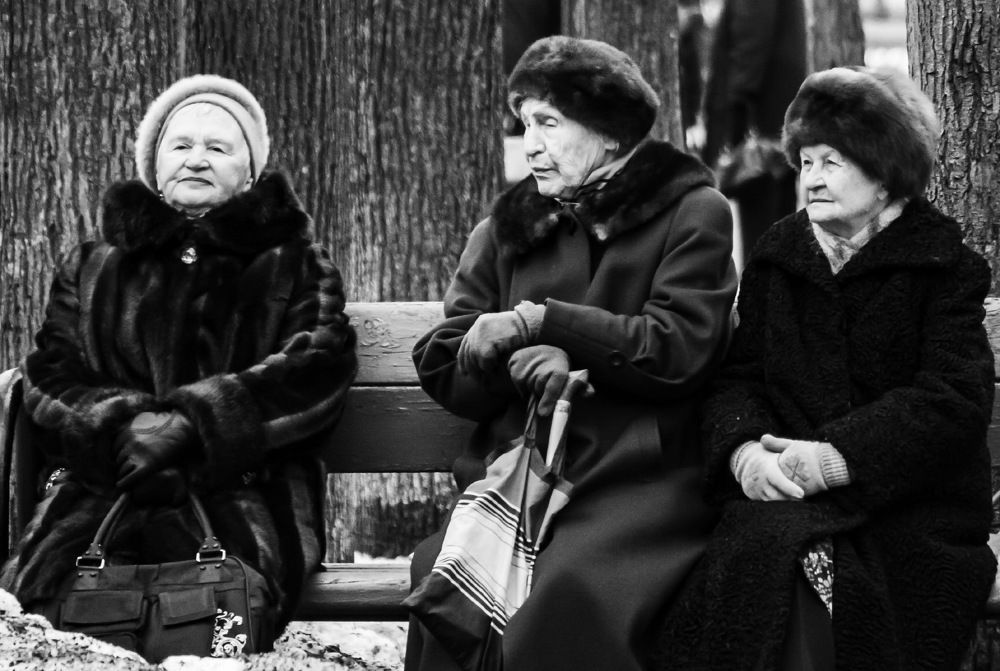 На скамеечке