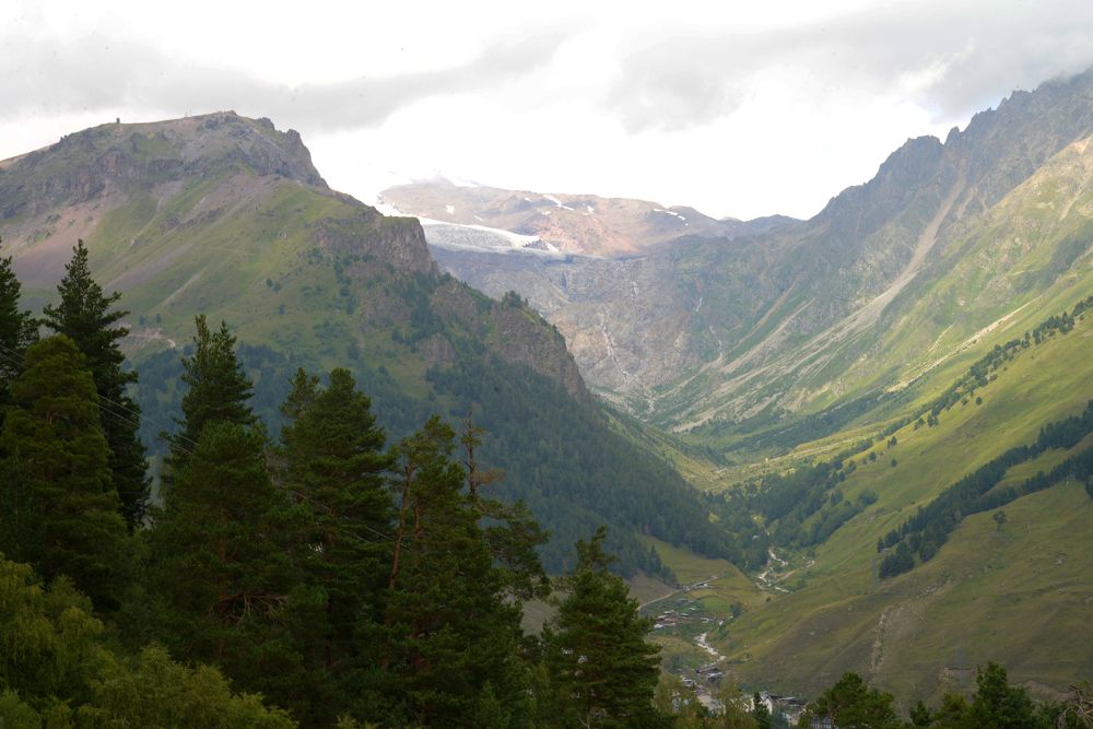 В горах Чегета