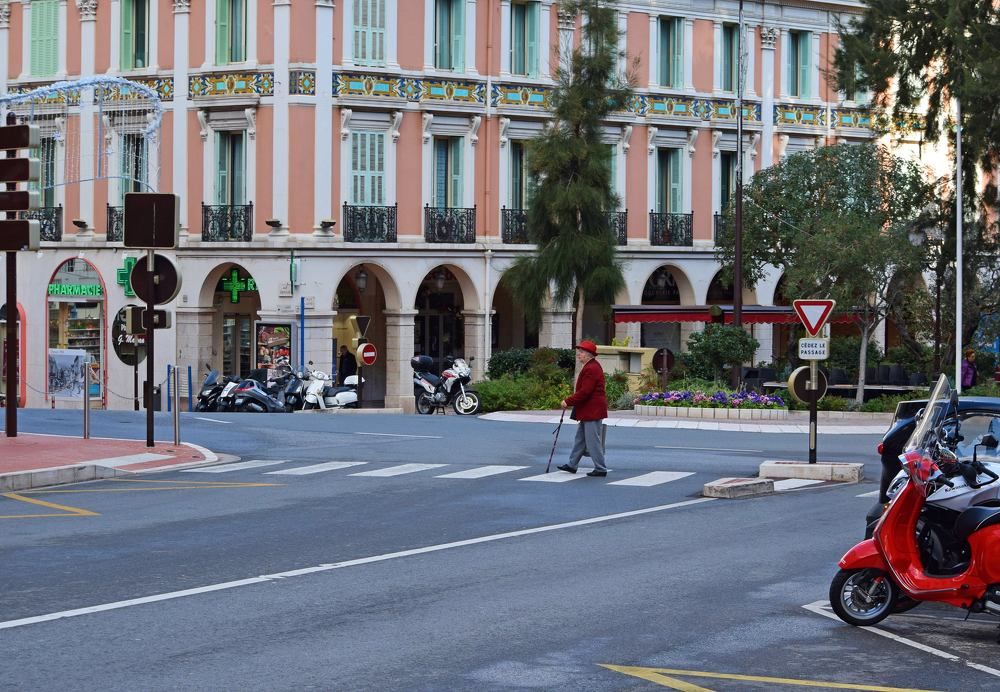 На пешеходном переходе