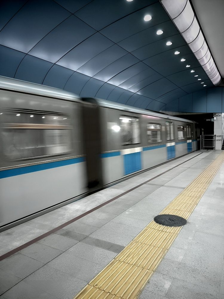 В движении - поезд метро