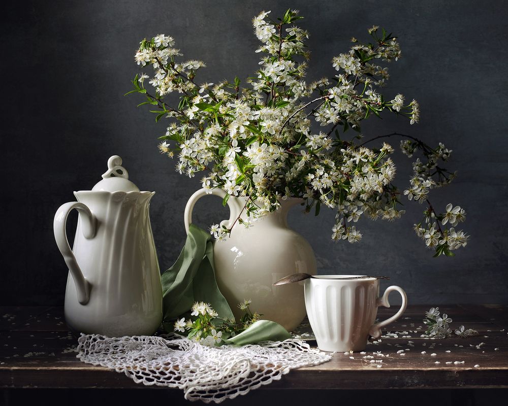 Осыпается вишневый цвет...