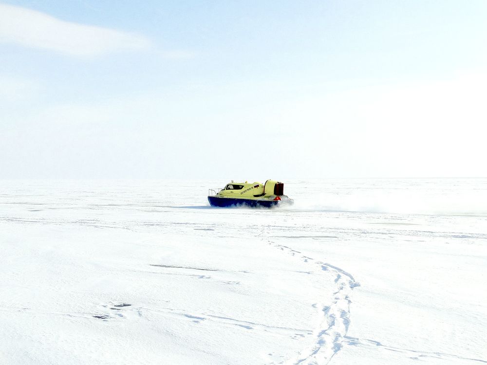 По замёрзшему Байкалу