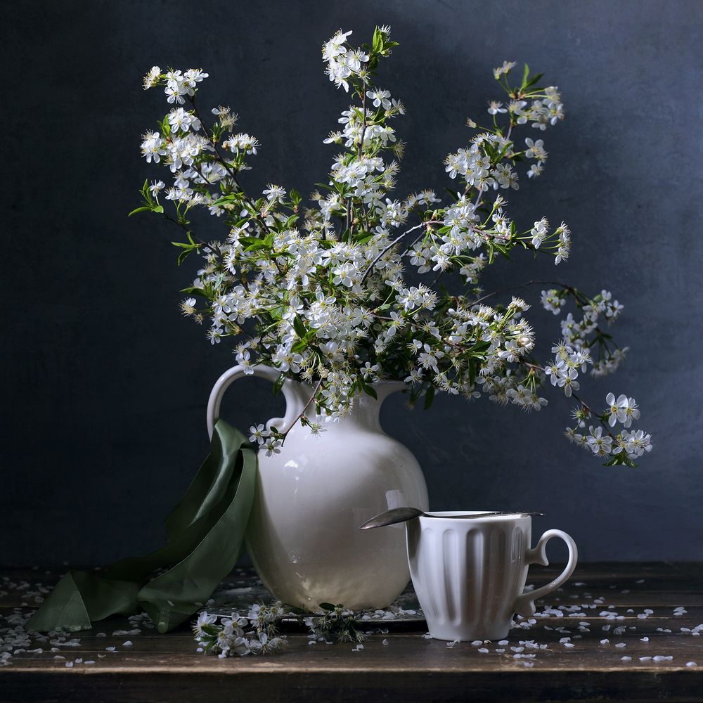 Натюрморт с вишневыми ветками.