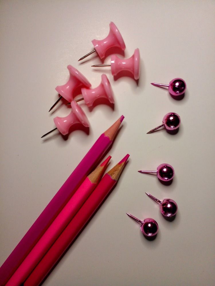 Десять игл. Три карандаша.