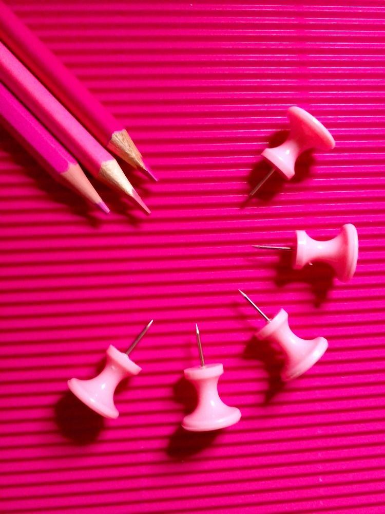 Пять больших игл. Три карандаша.