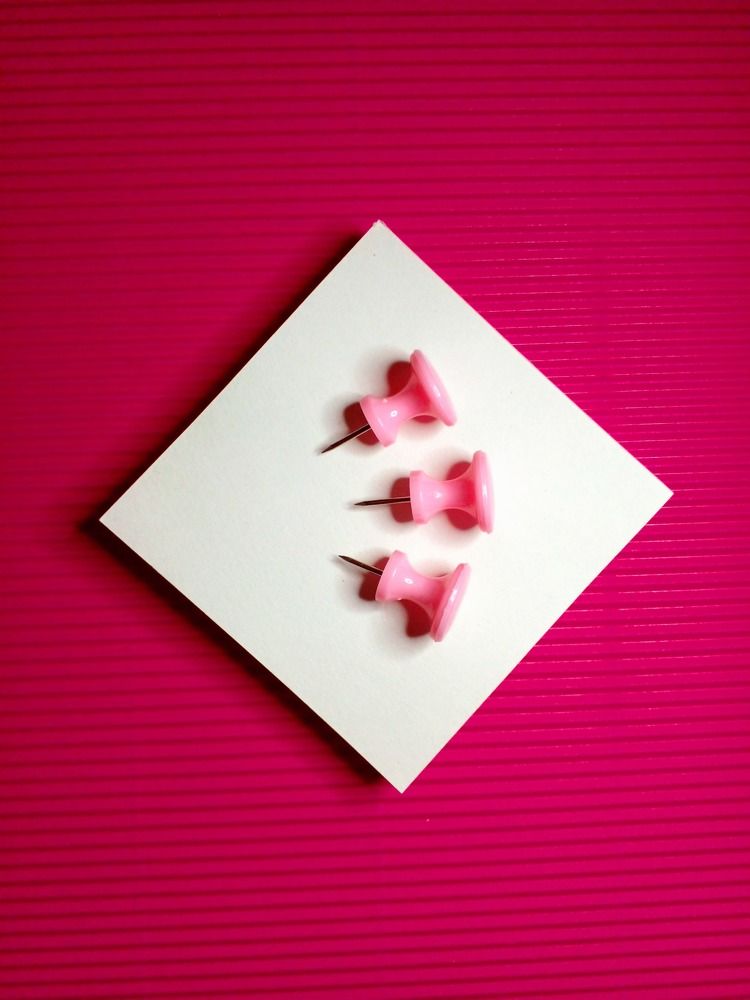 Три иглы на белых записках.