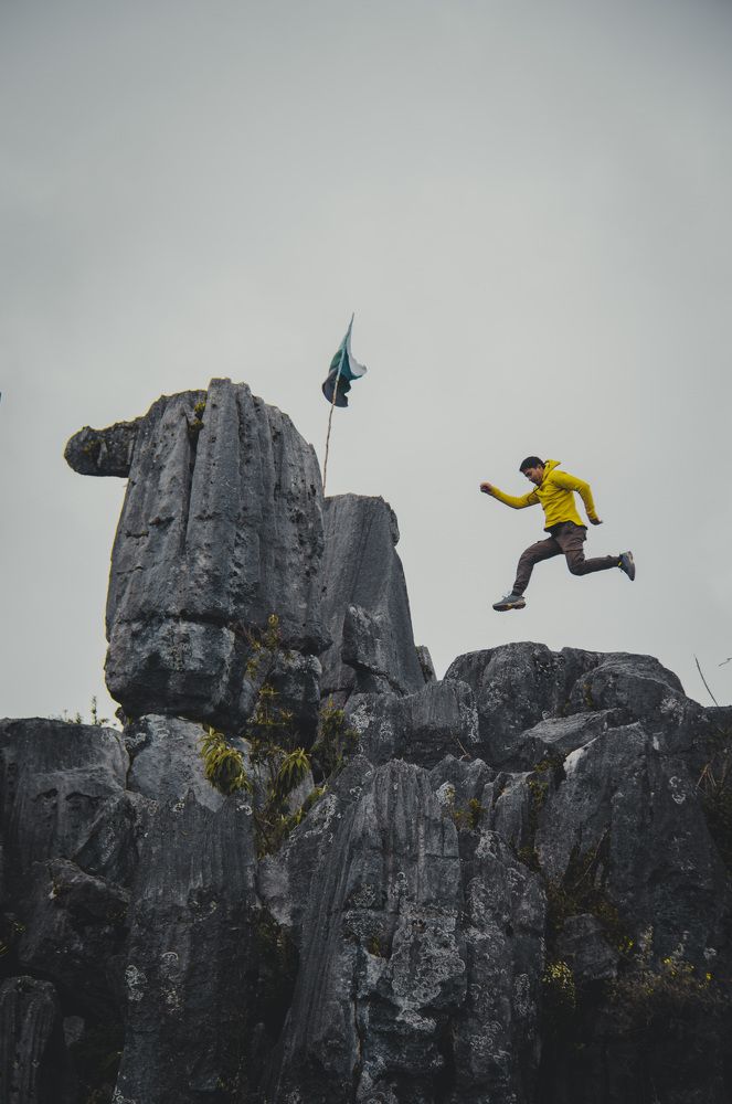 hombre saltando sobre las rocas