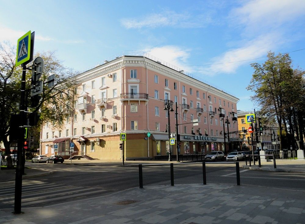 По проспекту