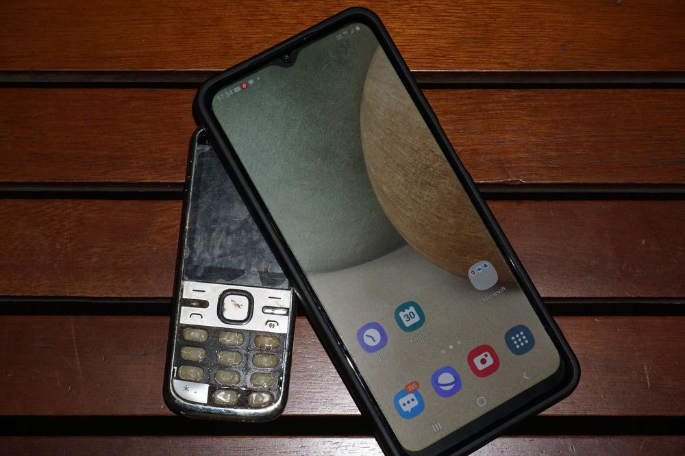 Old cellphones with smartphones.