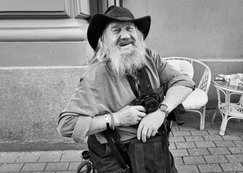 Мужщина  в шляпе.