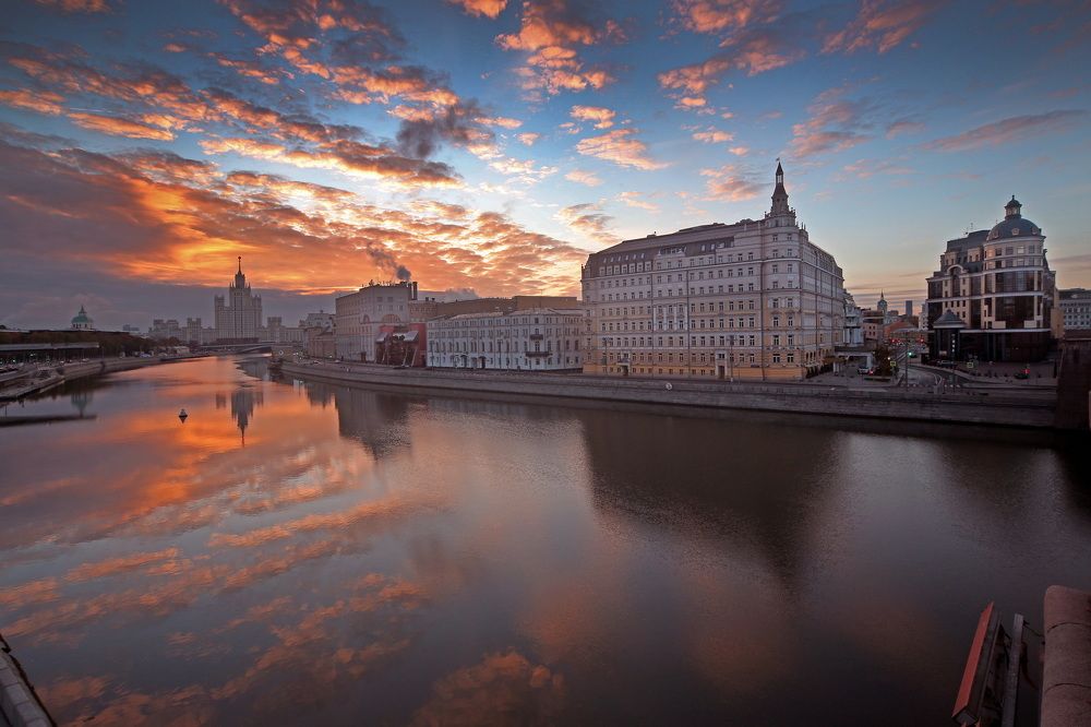 Утро на Раушской набережной