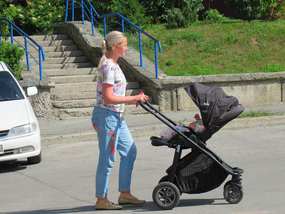 Вот идёт с коляской мама - очень вежливая дама