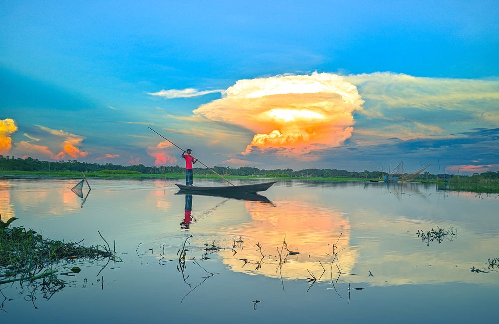 "The sun lost in the depths of the sky, the color spread in the river and the reflection of peace"