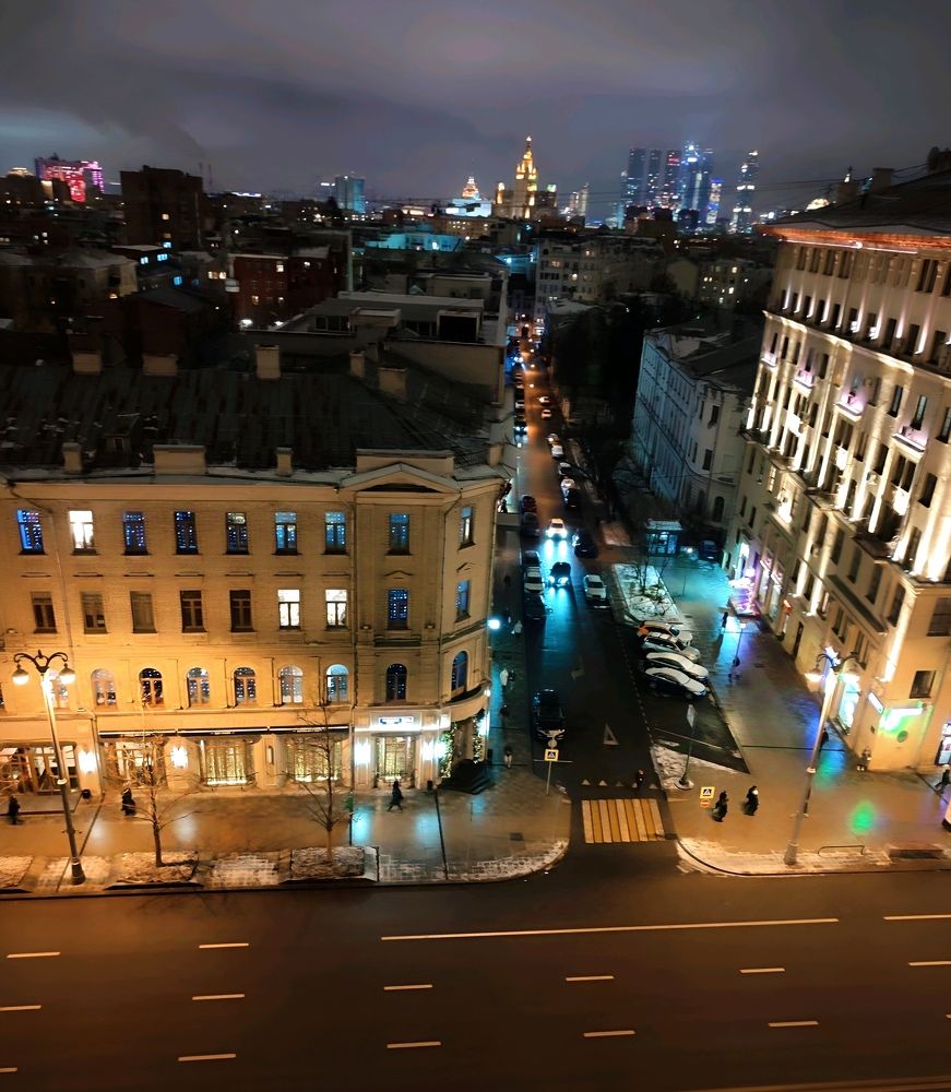 Вид из окна на Тверскую улицу