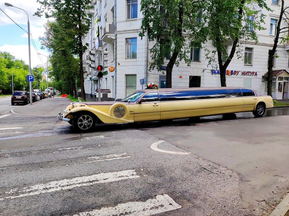 Жёлтый лимузин