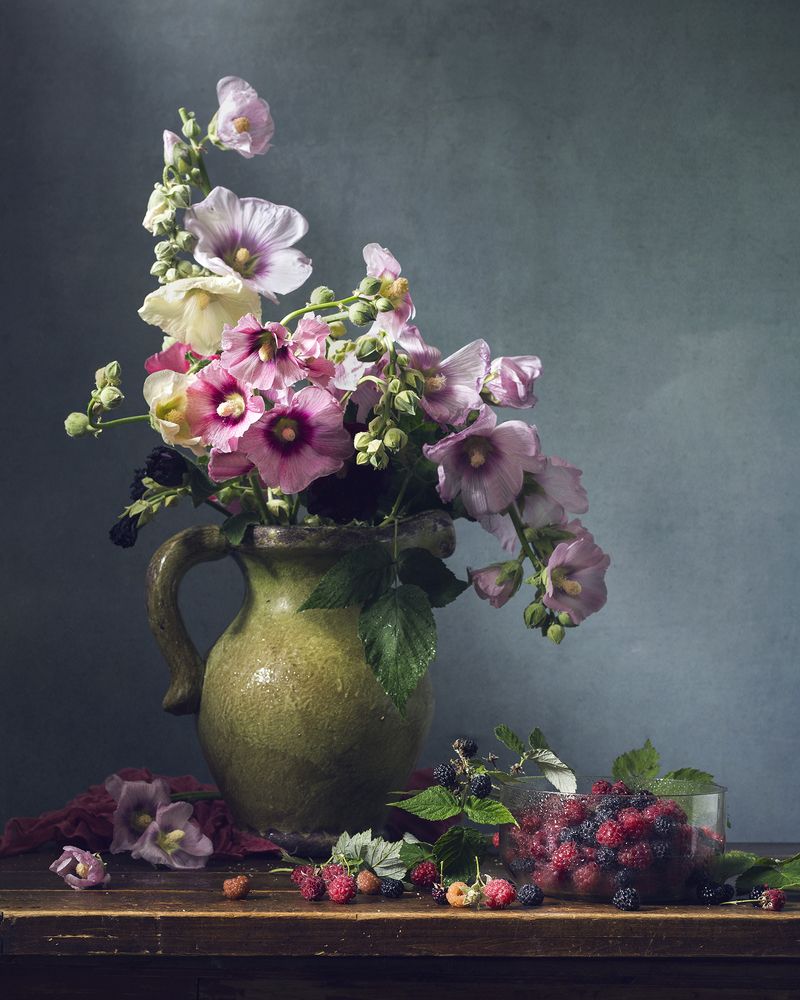 Летняя зарисовка с мальвами и малиной.