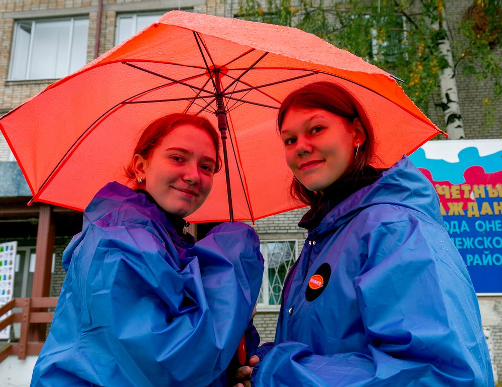 Девушки под зонтом.