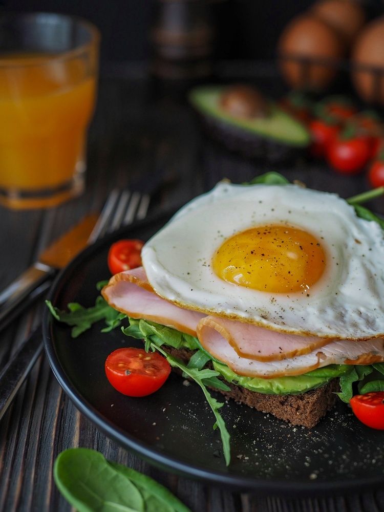 Сэндвич с карбонатом и глазуньей