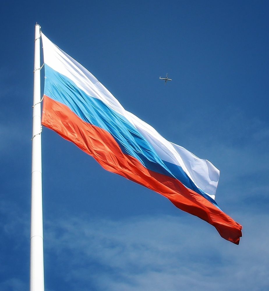 Триколор и самолёт.