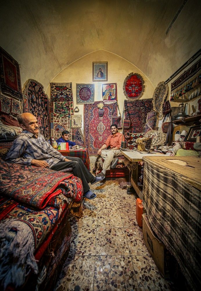 Photos of the carpet market and market vendors