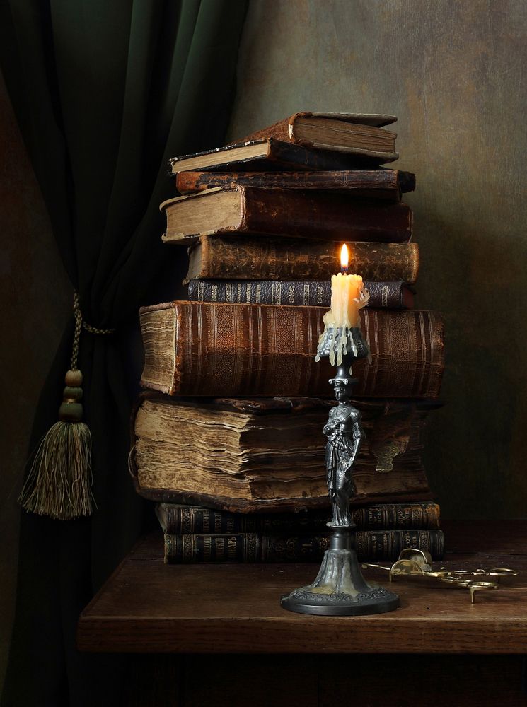 Свеча и старинные книги
