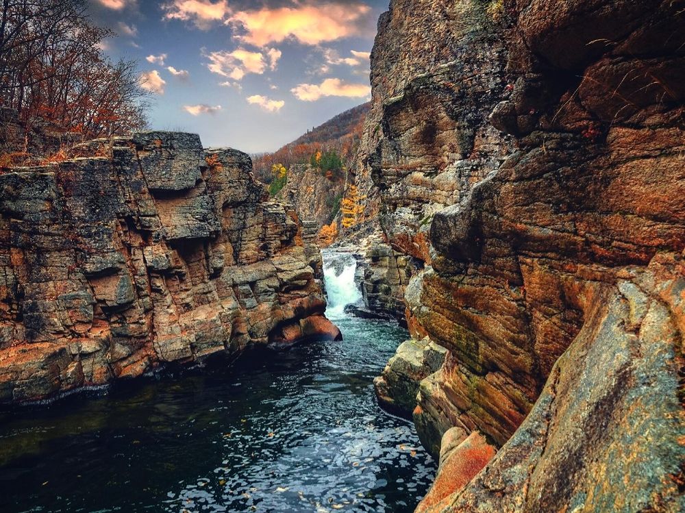 Таёжный водопад "Дивный".