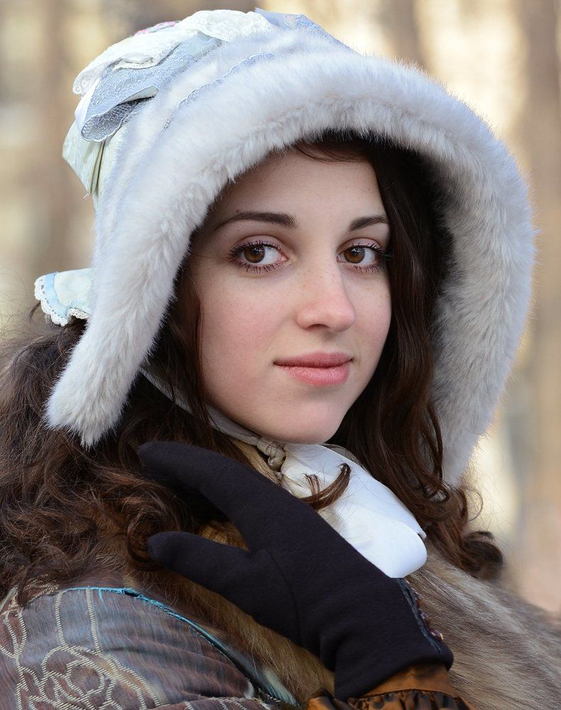 Девушка в капоре