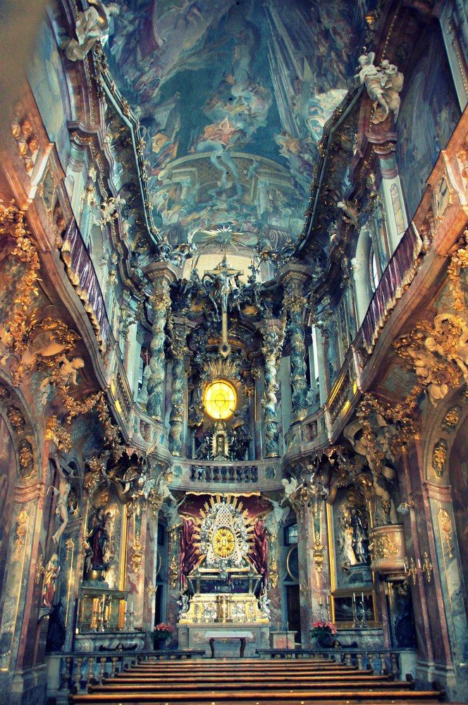 Внутреннее убранство церкви Азамкирхе