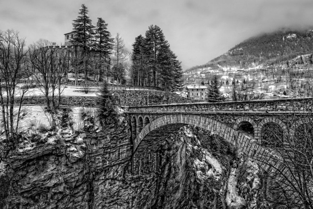 Старый мост к старому замку