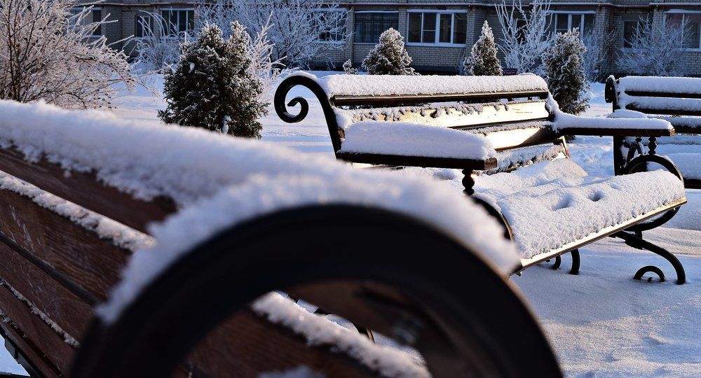 Снег посыпал густо-густо и засыпал грустных-грустных…