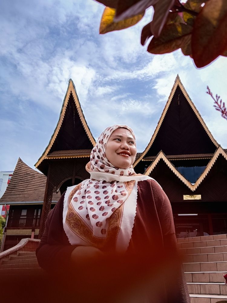 Portraits of women decorated in brown