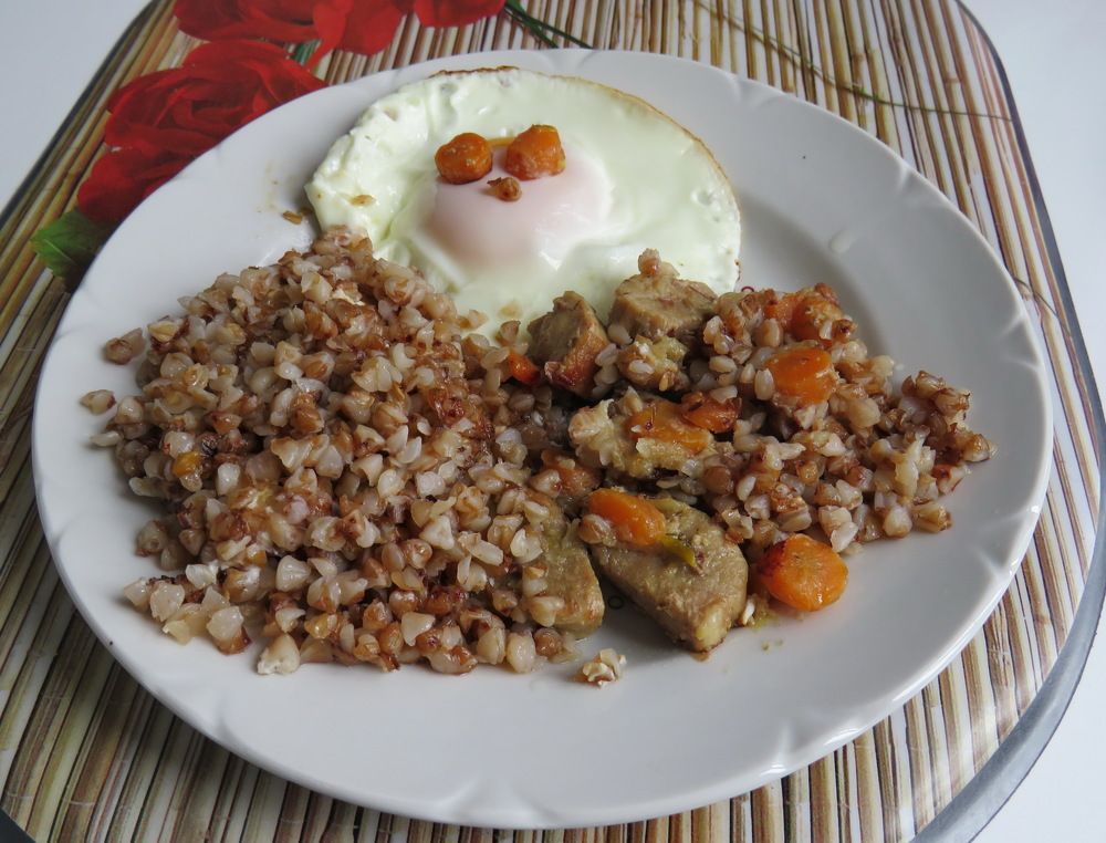 Buckwheat porridge with egg
