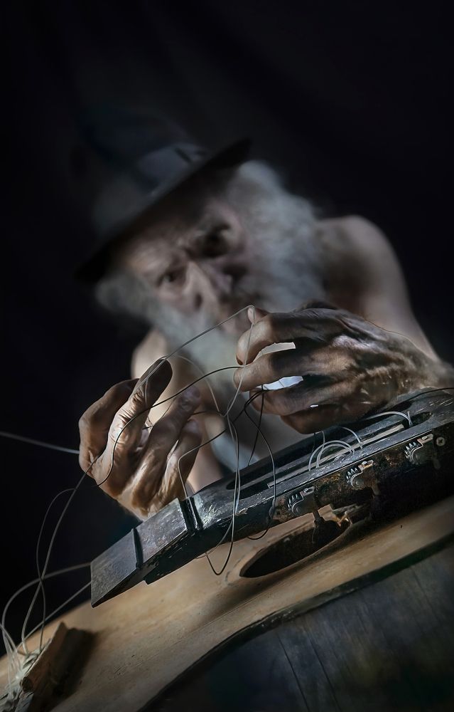 A man who untangles strings