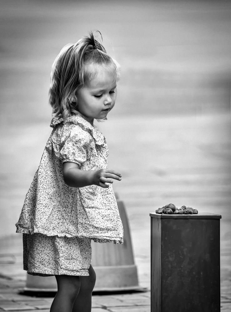 Девочка играет с камешками