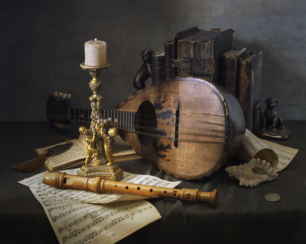 Музыкальные инструменты в классическом духе.