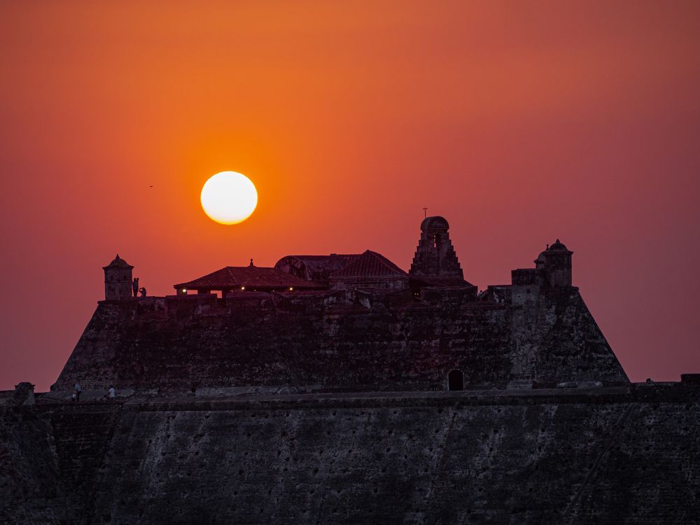 Sol resguardado por el castillo