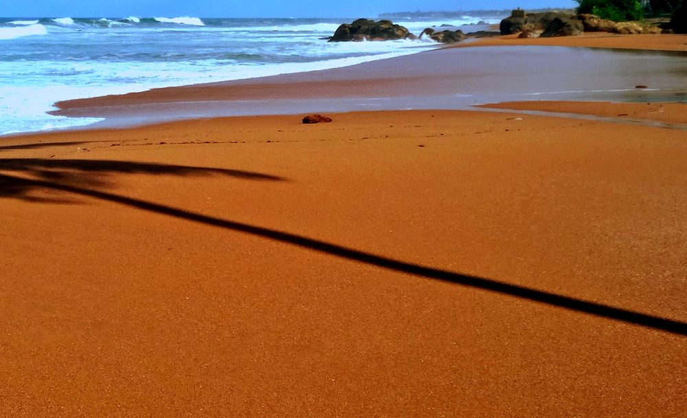 Не тронутый коричневый морской песок