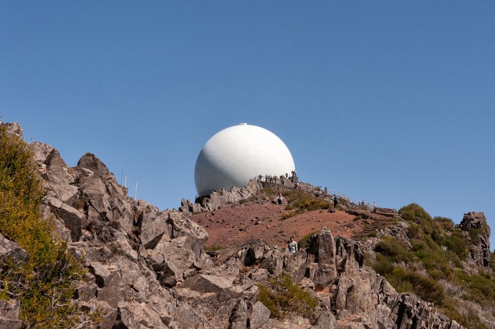 Купол Космической обсерватории. Многочисленные туристы.