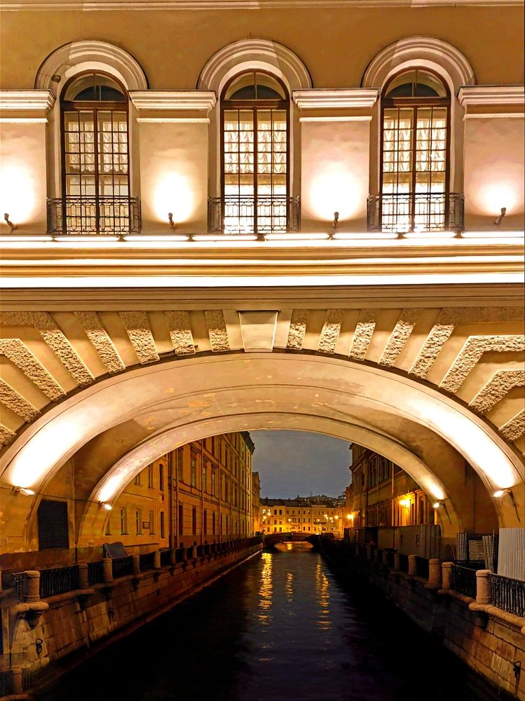 Каналы большого города