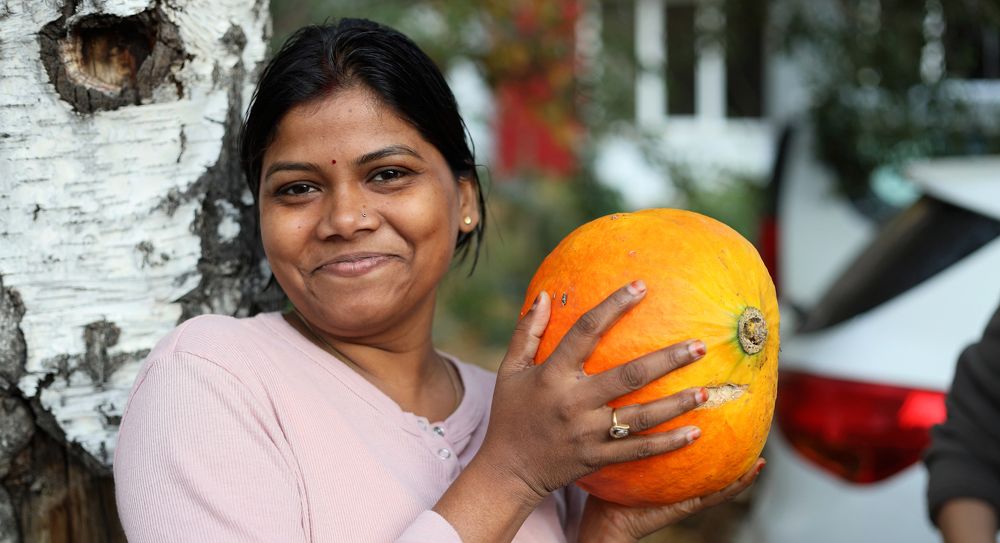 Студенты и тыквы, которые им подарили Света, Женя и Вера.