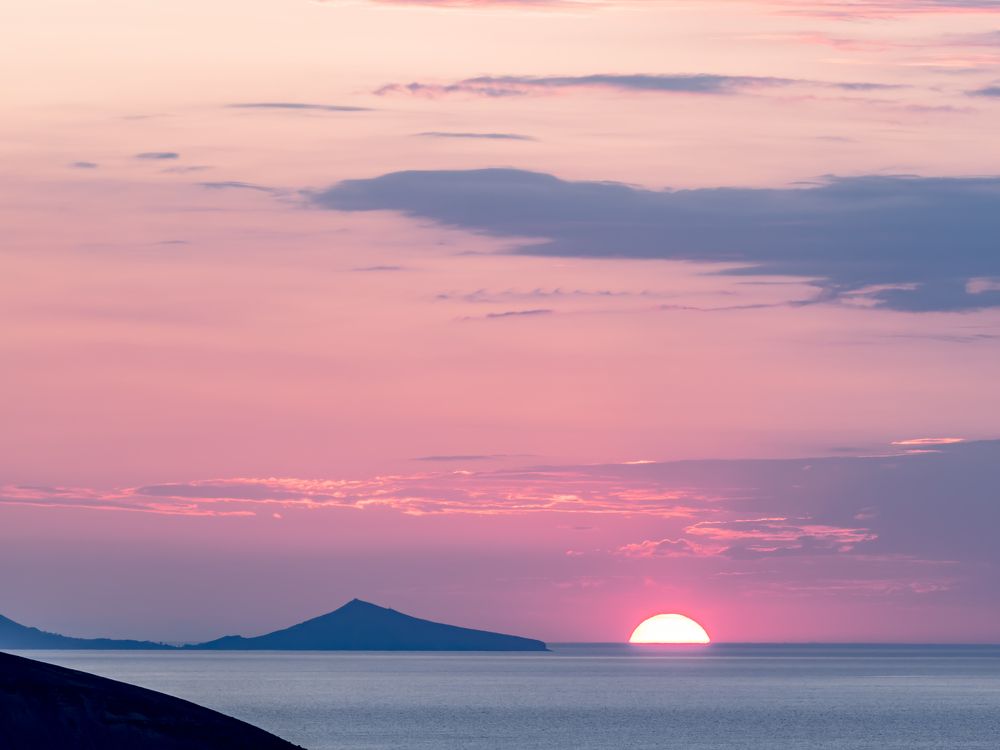 Dawn. Summer day begins