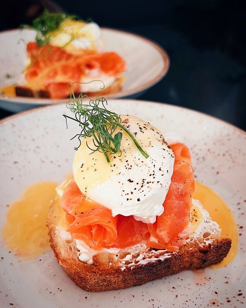 Яйцо "Бенедикт" с лососем.