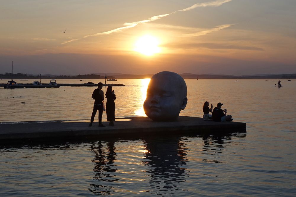 В  СОЛНЕЧНЫХ  ЛУЧАХ  ЗАКАТА…