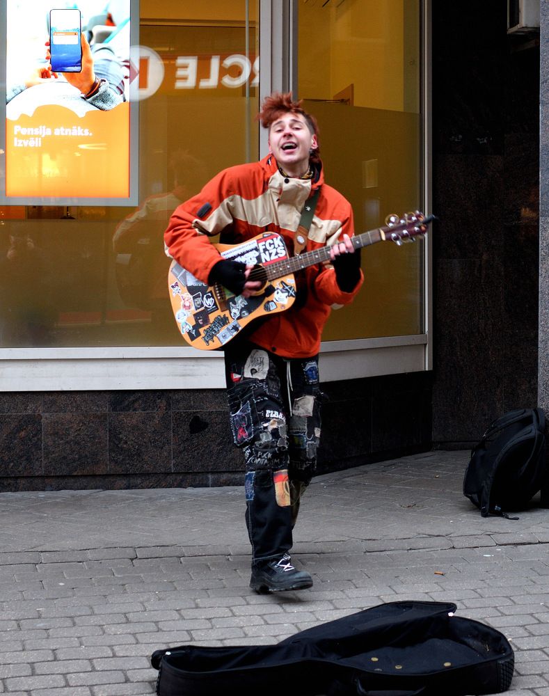 Как одет -так и пою +