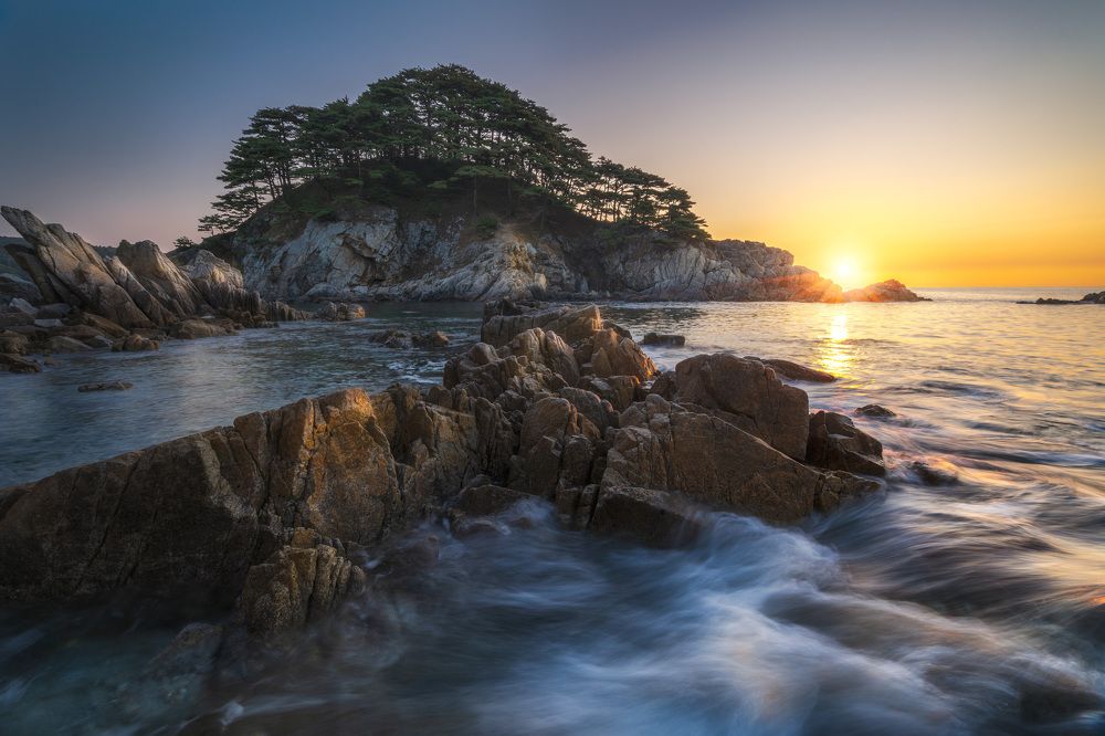 Остров Томящегося Сердца в лучах рассвета...