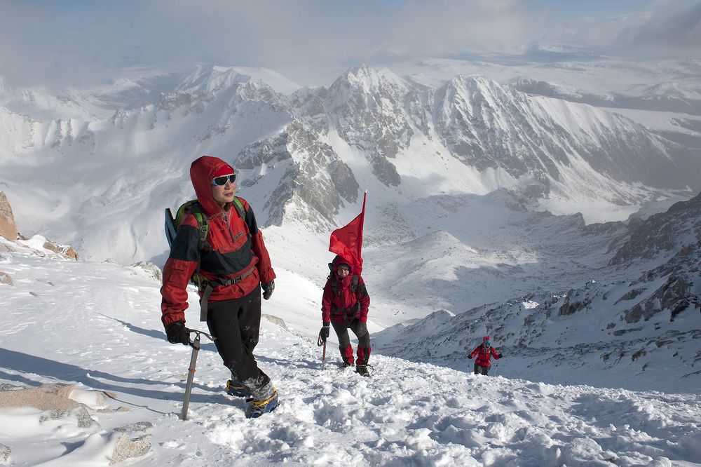 С красным знаменем...