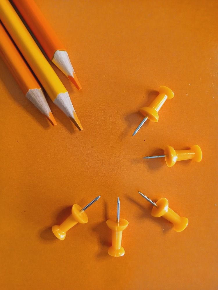 Пять игл. Три карандаша.