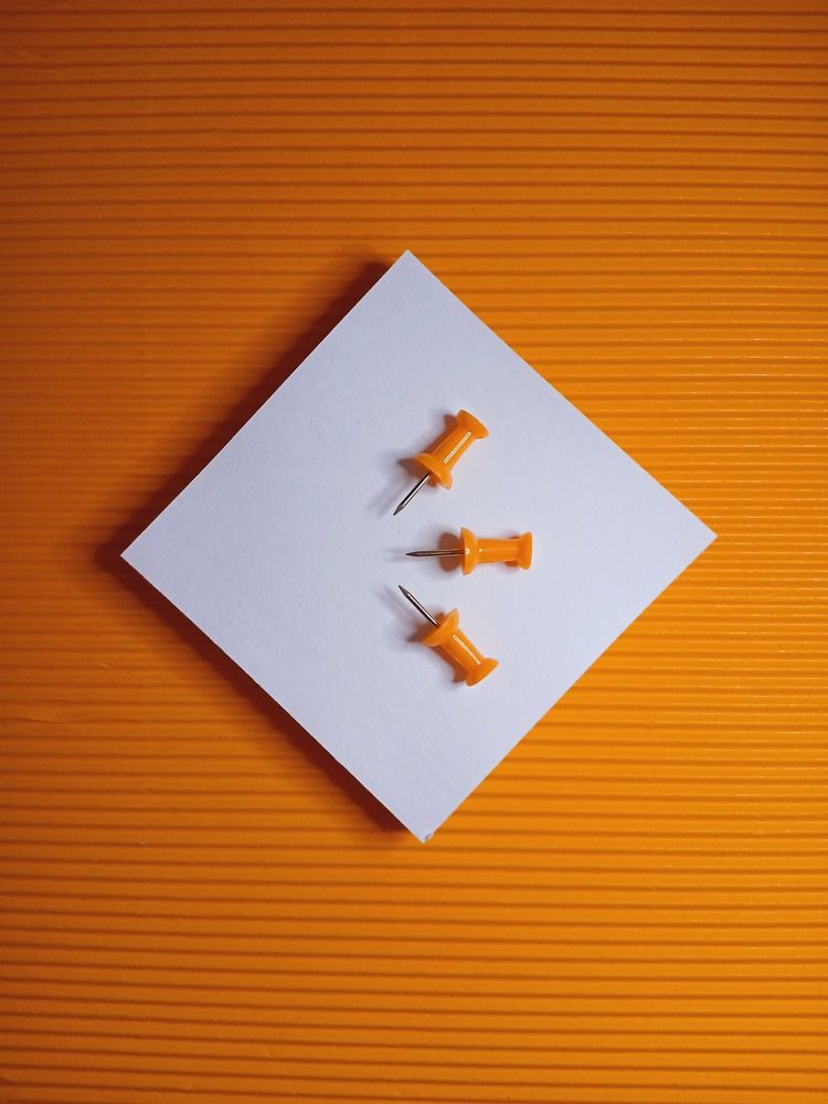 Три оранжевые иглы.