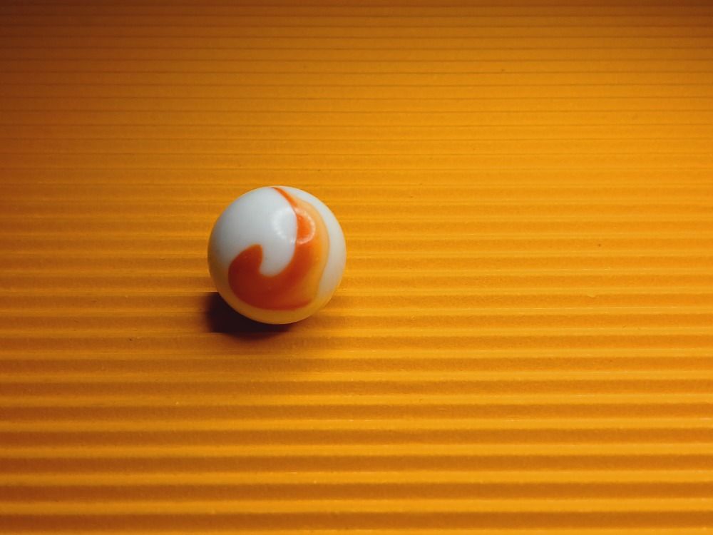 Эрклёз. Белый с оранжевым.