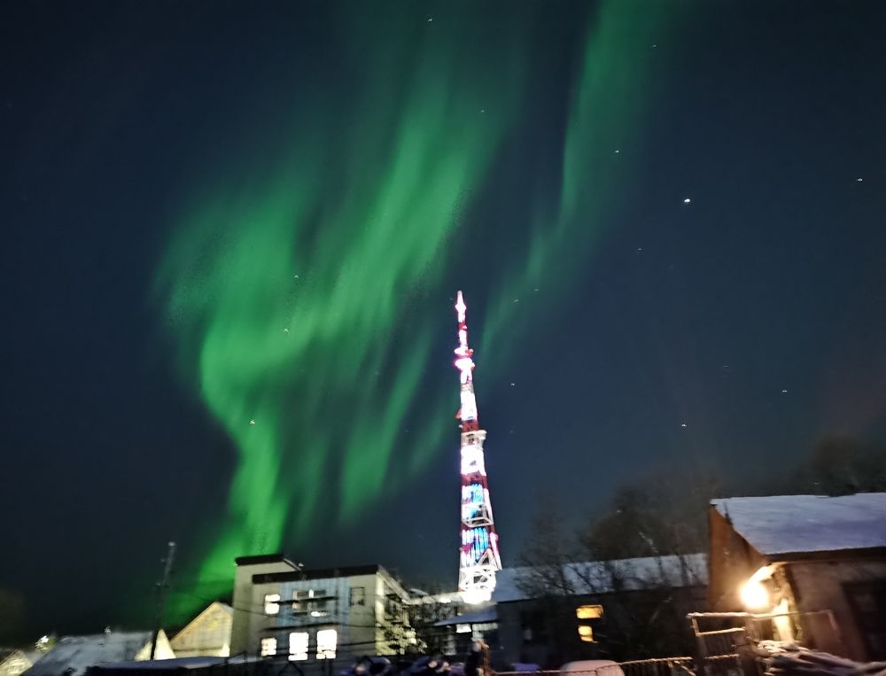 Яркие сполохи над Мурманской телебашней